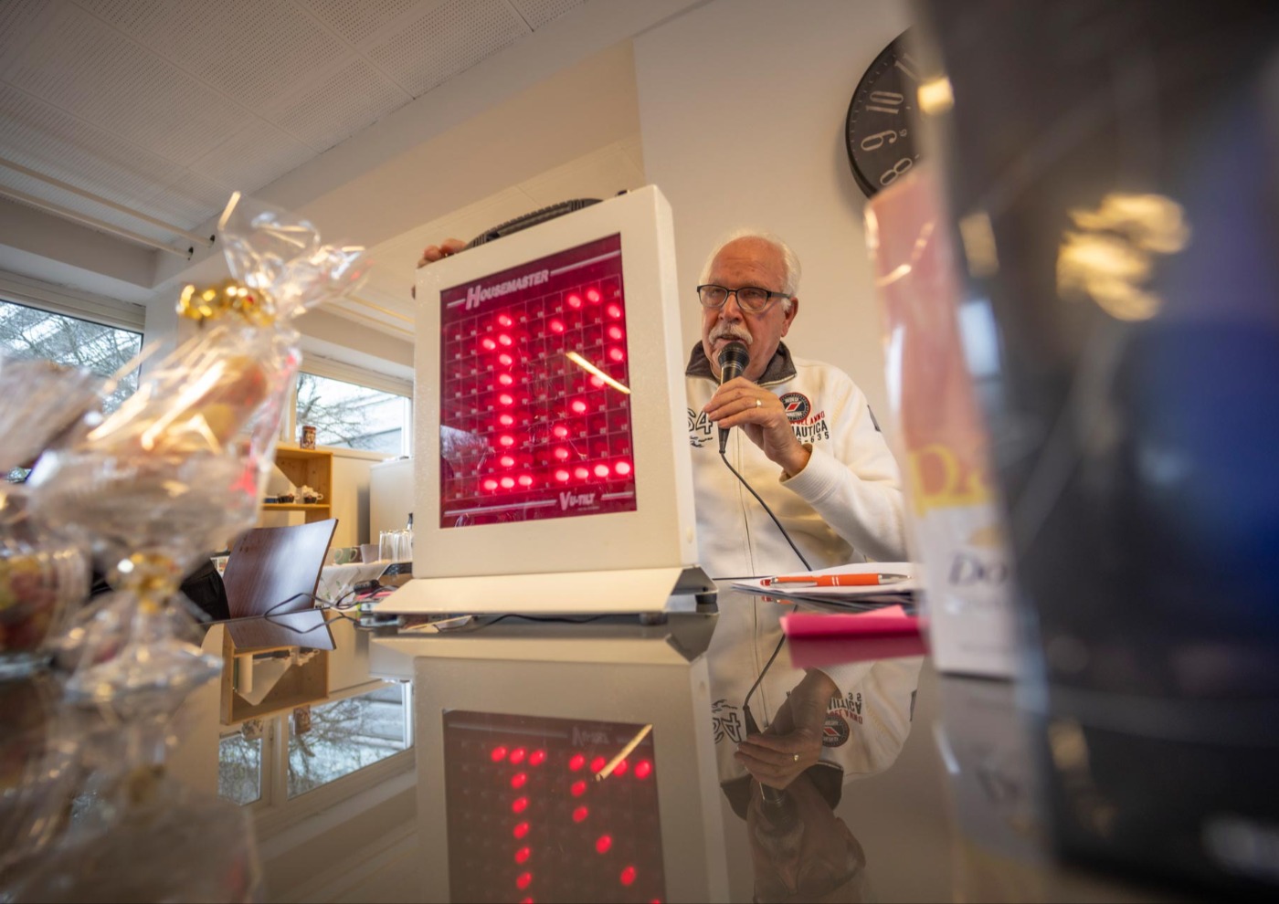 Fotograaf: Nico te Laak - Bij de bingo is het passen en meten