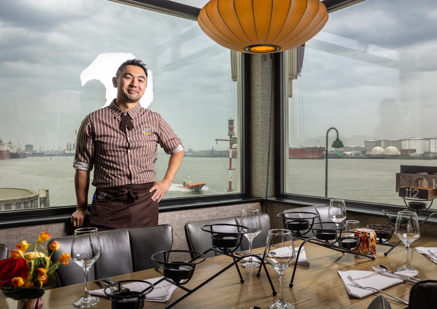 Jun Chou met uitzicht op de Nieuwe Maas, foto Nico te Laak