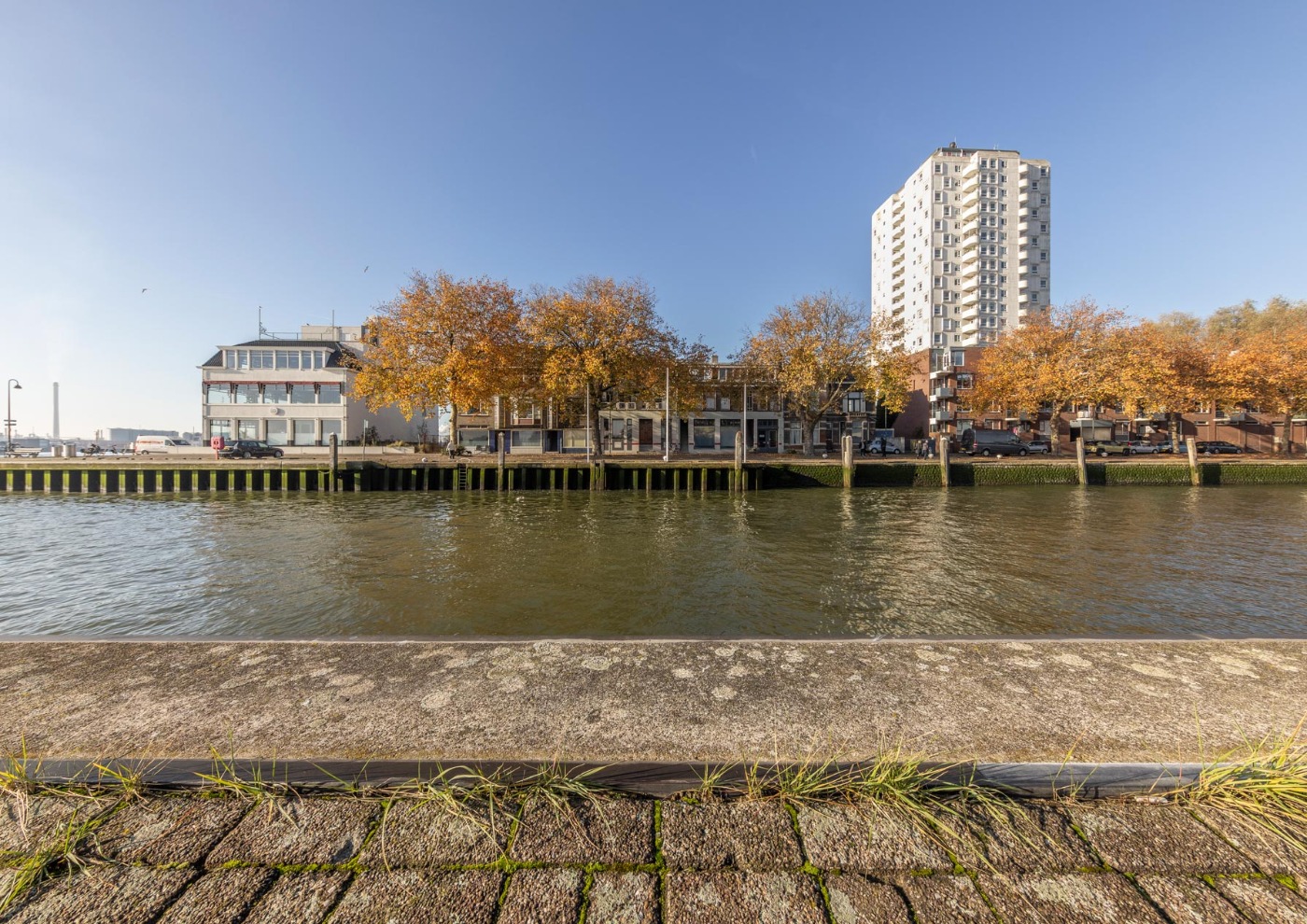 De oude bedrijfspanden en woonhuizen aan de Westhavenkade gaan plaatsmaken voor nieuwbouw, foto Nico te Laak
