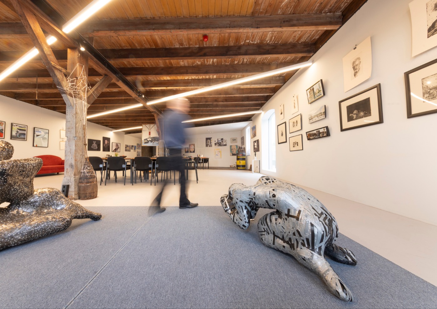 Elke maand verandert Bert van Zanten de tentoonstelling, fotograaf: Nico te Laak