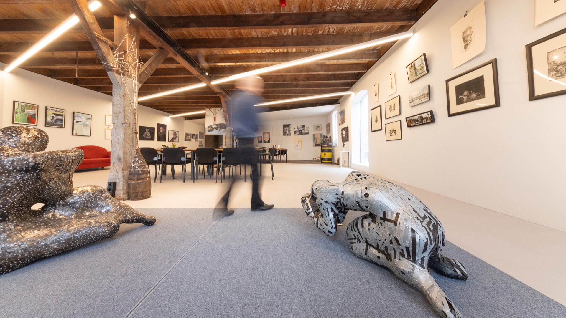 Elke maand verandert Bert van Zanten de tentoonstelling, fotograaf: Nico te Laak