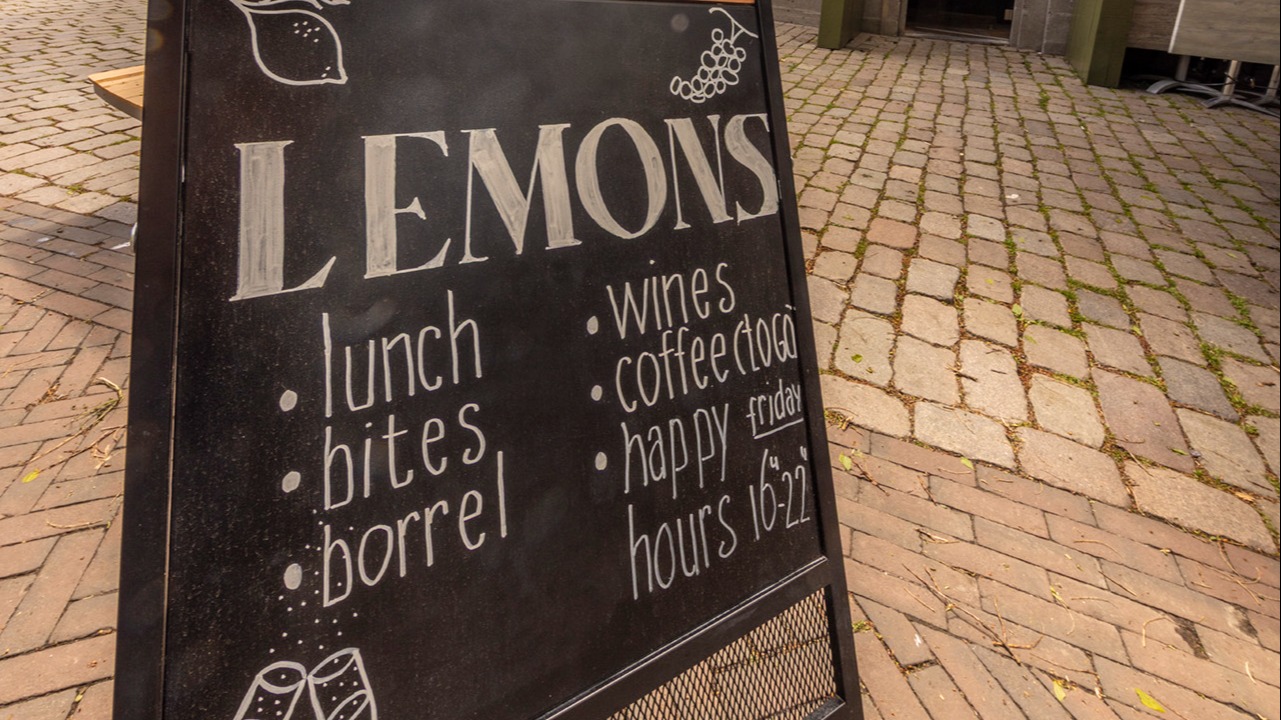 Bodega Lemons serveert lunch met broodjes en gerechten die regelmatig wisselen