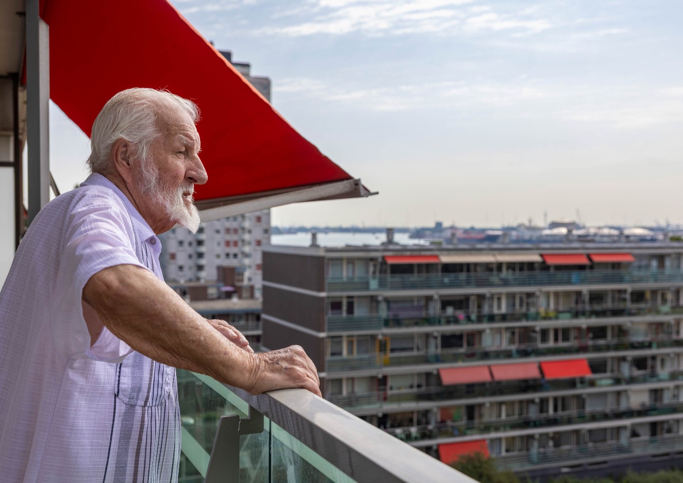 Jan de Wit op zijn balkon - Fotograaf: Nico te Laak