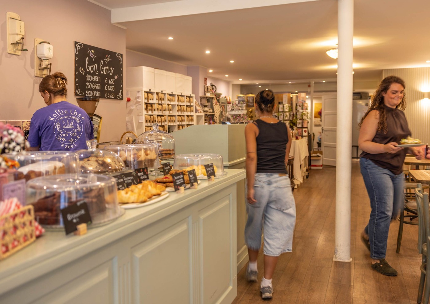 Een winkel vol verleidingen - Fotograaf: Nico te Laak