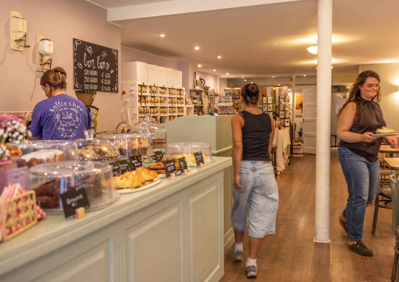 Een winkel vol verleidingen - Fotograaf: Nico te Laak