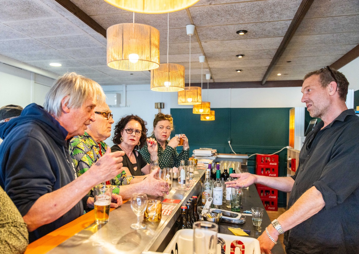 Kunstenaars aan de bar bij Johannes - fotograaf Tamara Heck