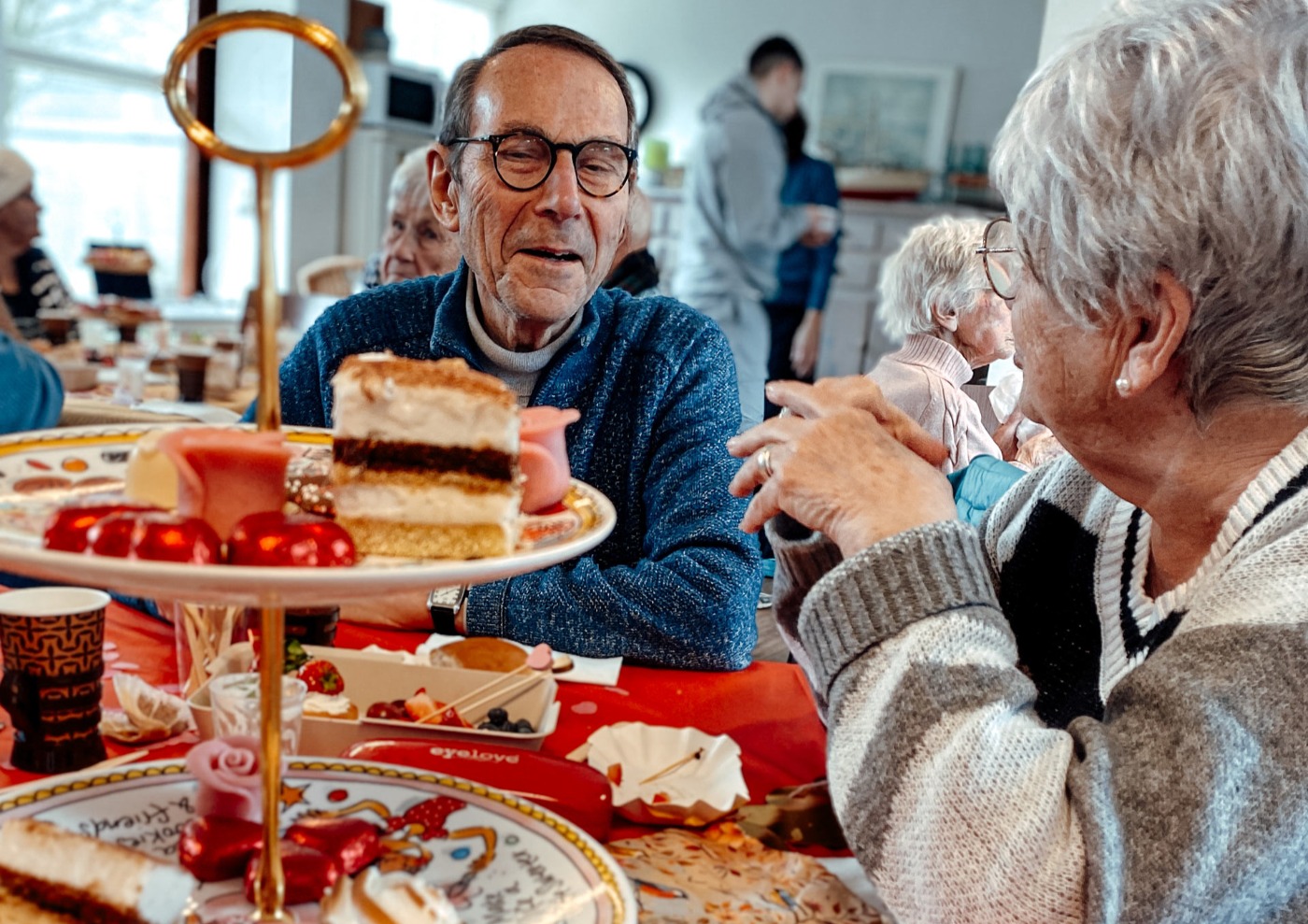 Fijne gesprekken tijdens de high tea in Abeltje - foto Linda Zwart