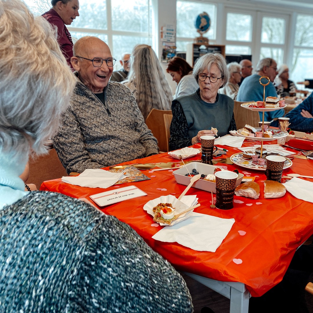 Gezellig aan tafel met een high tea - foto Linda Zwart