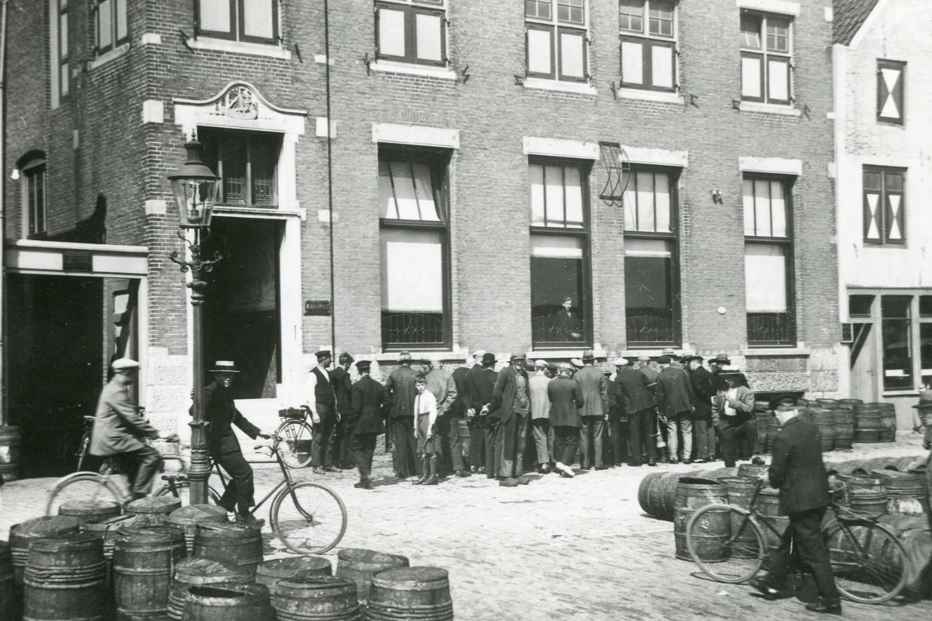 Kuipersbazen bekijken de haring voor de afslag. Fotograaf onbekend, 1910