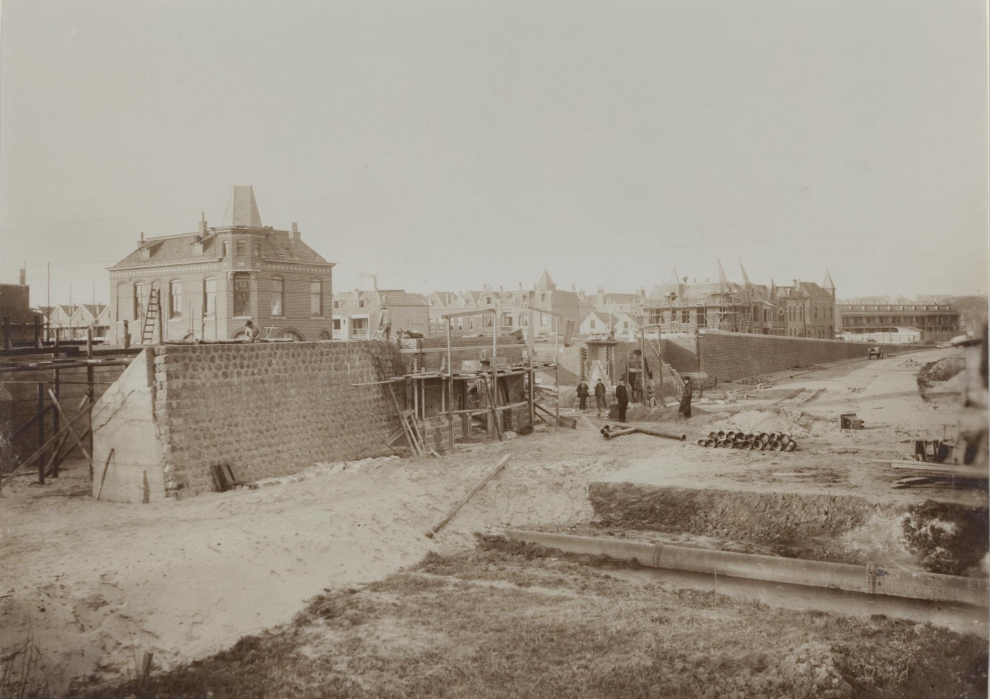 Het maken van de KW-haven in 1903 met rechts kalkovers