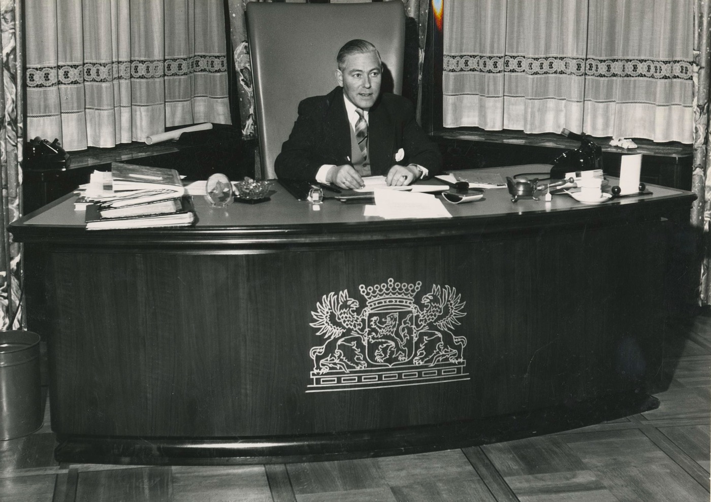 Heusden aan zijn bureau ten tijde van de voltooiing van het nieuwe stadhuis in 1963