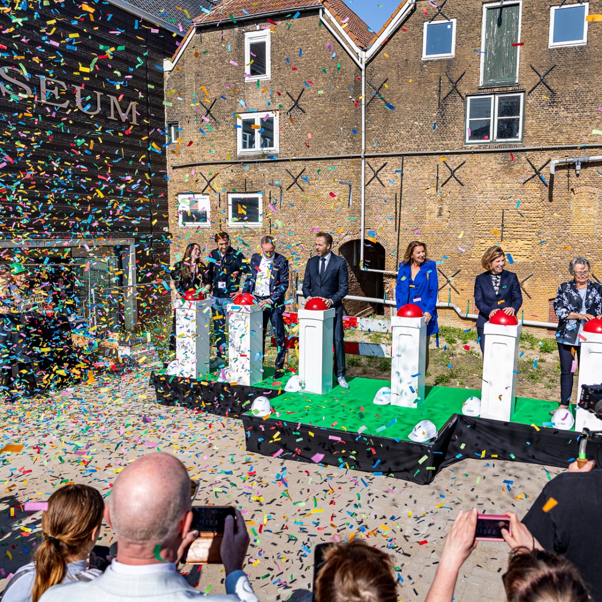 Minister Hugo de Jonge geeft het startsein voor de bouw