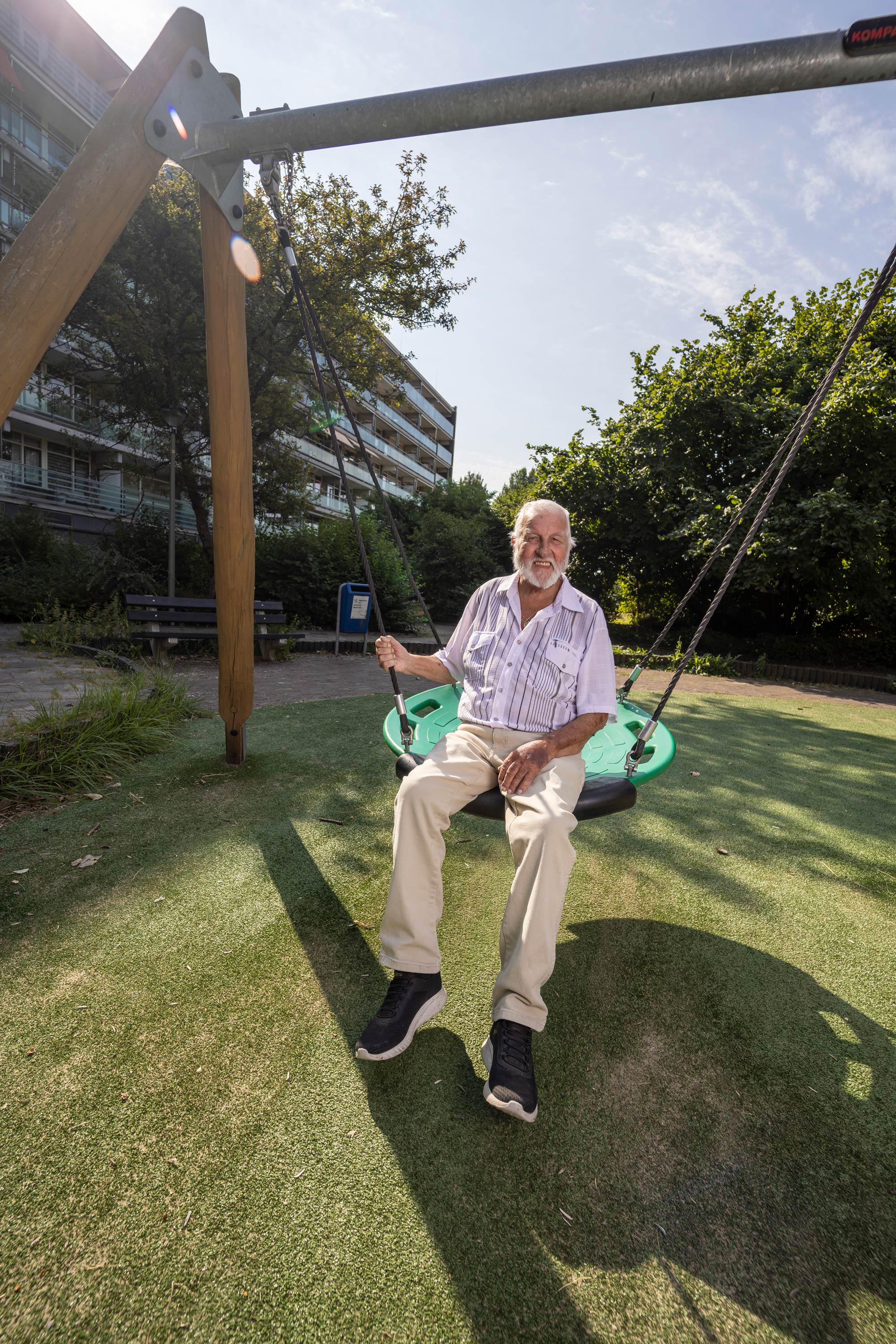 Jan op de schommel - Fotograaf: Nico te Laak